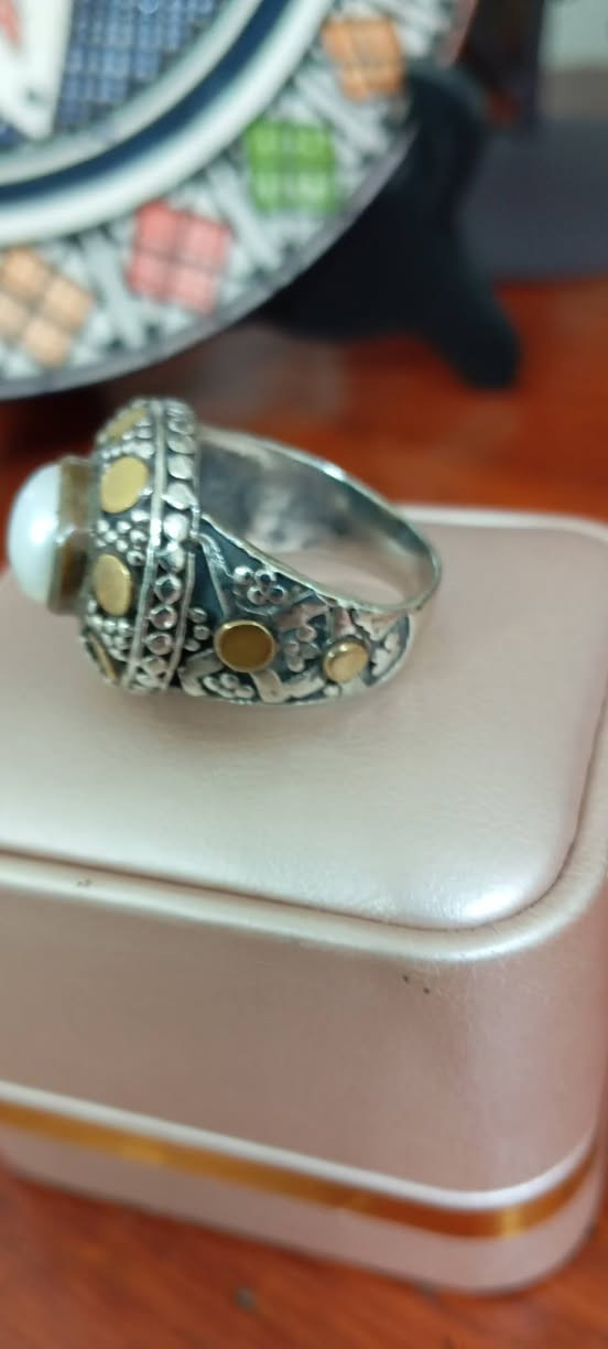 A beautifully crafted taper ring crowned with a pearl


**إذا كنت صاحب هذا الإعلان وتريد حذفه لأي سبب، رجاءا أرسل رسالة إلى الدعم الفني**