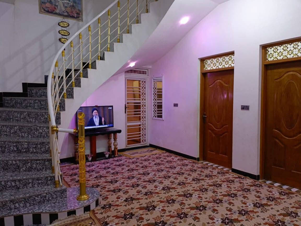سلام عليكم بيت بحي السبل مساحه 200 طابقين البيت زراعي وبي وصل مال طابو خدمات ماء كهرباء ومجاري توهه شتغلو بيهه البيت يبعد عن الشارع الرايسي 200 متر بنزله الثانيه قرب صيدليت الرحمه البيت يتكون من ستقبال وصاله وخمس غرف وصحيات داخليه وخارجيه ومنور البيت صب كون كريت طابقين وبنيان جديد طابوك رقم صاحب البيت ‏‪***********‬‏
