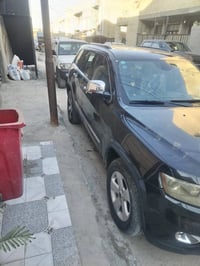 جيب هيمي 2013 كلين  مابيه لا ضربه ولا صبغ السيارة كل نقص مابيه مكانه ب...