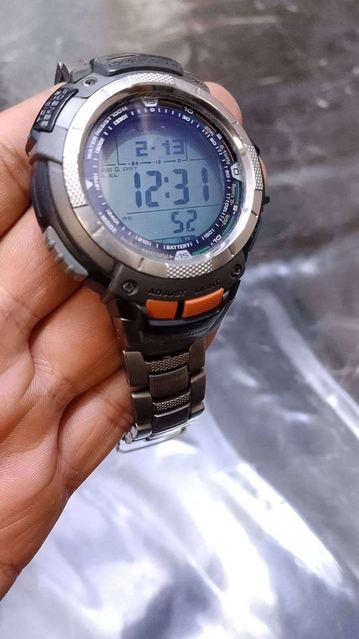 كاسيو بروتريك PRW-1000J 
تيتانيوم 
اهم المواصفات والمميزات 
مصدر الطاقة: تعمل بتقنية Tough Solar (الطاقة الشمسية). 
مقاومة الماء: مقاومة للماء حتى عمق 100 متر (10 بار). 
المستشعر الثلاثي: مزودة بمستشعر ثلاثي للقياسات الأساسية: 
البوصلة الرقمية: لقياس الاتجاه. 
مقياس الارتفاع/الضغط الجوي: لقياس الارتفاع والضغط الجوي وعرض الرسوم البيانية للاتجاه. 
مقياس الحرارة: لقياس درجة الحرارة. 
ضبط الوقت: بعض الطرازات تدعم التحكم اللاسلكي (Multi-Band 6) لضبط الوقت تلقائيًا. 
مقاومة درجات الحرارة المنخفضة: تتحمل درجات حرارة منخفضة تصل إلى -10 درجات مئوية. 
المواد: الهيكل والحزام مصنوعان غالبًا من الراتينج أو الراتينج الحيوي، مع زجاج معدني أو ياقوتي في بعض الطرازات. 
ميزات إضافية: تشمل وظائف مثل التوقيت العالمي، وساعة توقيت، ومؤقت للعد التنازلي، ومنبهات يومية.


**إذا كنت صاحب هذا الإعلان وتريد حذفه لأي سبب، رجاءا أرسل رسالة إلى الدعم الفني**