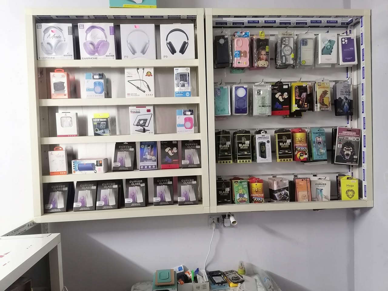 اخوان مكتب موبايلات كامل من كلشي المكتب كله جديد الغراض الي بي مال اجهزه جديده
والديكور بعده بلايلون (ميز مكتبي +ميز صيانه+فاترينات رفوف2 فاترينات تعليك2 فاترينه موبايلات +كرسي+غراض صيانه) 

سعر المكتب مليونين وبي مجال الله شاهد بس الديكور مكلف مليون او600

اي استفسار ***********
