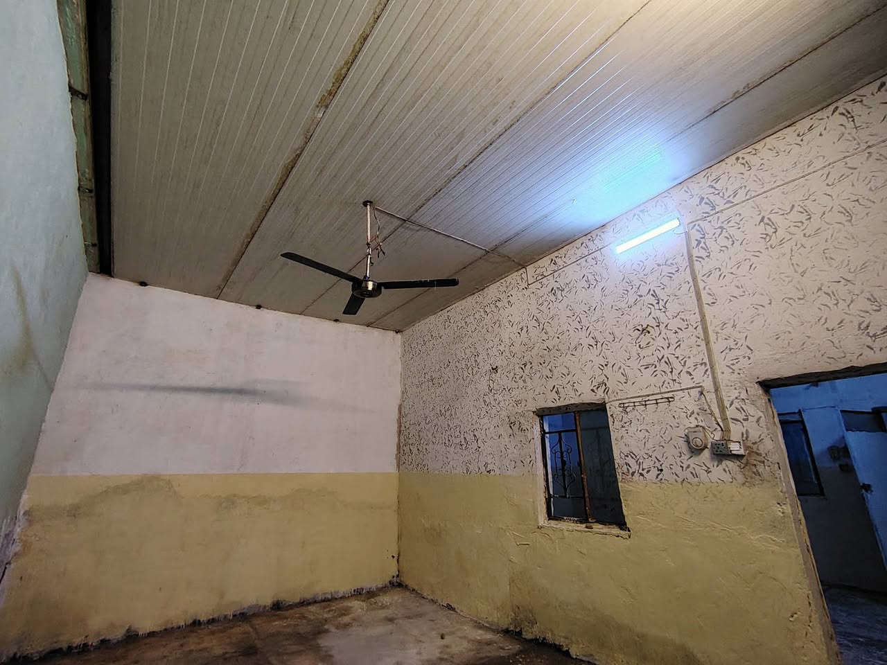 سلام عليكم بيت للبيع بل حواسم مساحت البيت 200 نهايت شارع المستشفئ بي وستقبال وغرفه ومطبخ ومحل *********** بي واتساب بغداد النهروان
