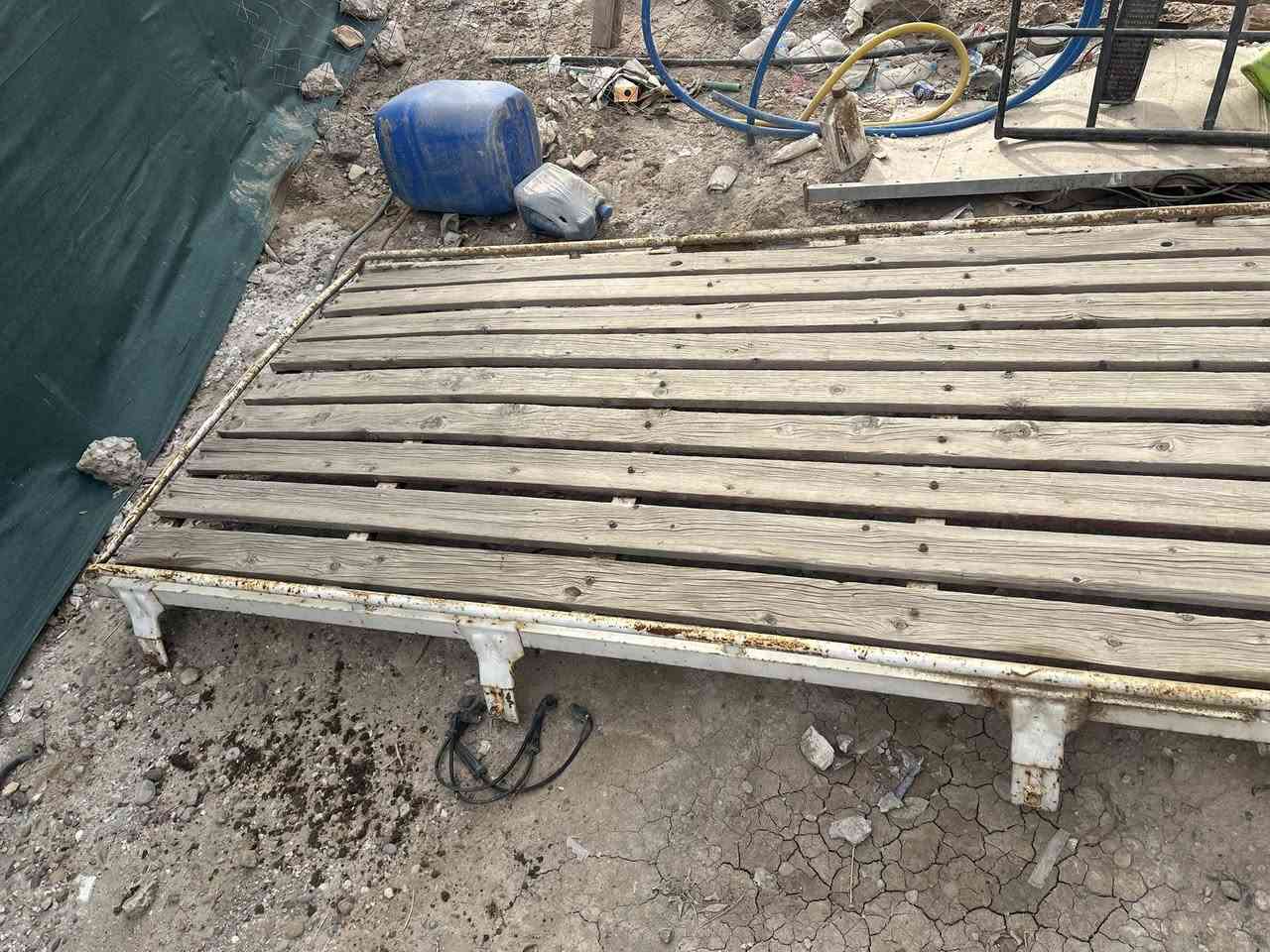 سلام عليكم 
سيبايه فتون حلوه نظيفه لكن متروكه ويحتاجلها شوي صبغ ولكن خشب جيد  
للبيع سعر ٧٥ وبيها
مكاني سيديه تقاطع درويش 
***********
