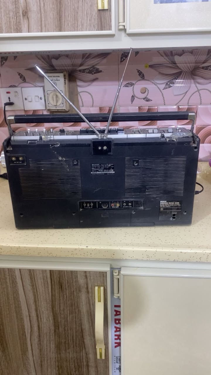 مسجل راديو اواكس شارب ياباني قديم للبيع ***********
