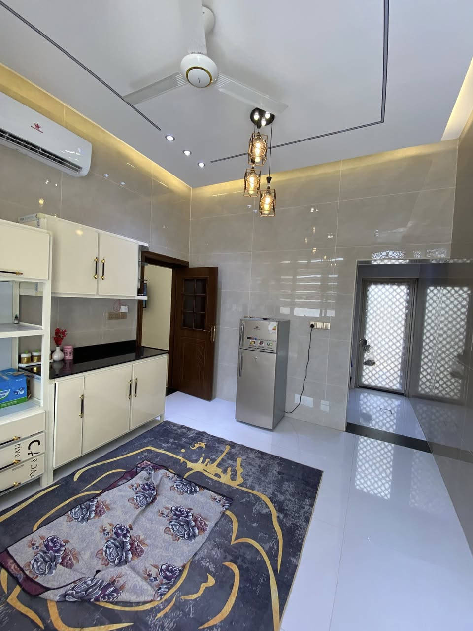 بيت للبيع حديث جدا في منطقه السنيديه قريب الشارع
مساحه الدار 210متر بناء طابوك سنه 2026شهر ال4

البناء طابوك الابواب صب درجى اولى 

طابو زراعي سند 25تحويل باسم المشتري مباشره 

يتكون من كراج سياره 

غرفتين منام 

استقبال وصاله ضيوف 

مع صاله وصط البيت 

ومجمع صحيات 

ملاحظه البيت مهيئ للبناء الطابق الثاني 

البيت والمواد درجى اولى 

الاستفسار اكثر يرجى الاتصال على الرقم 

***********
