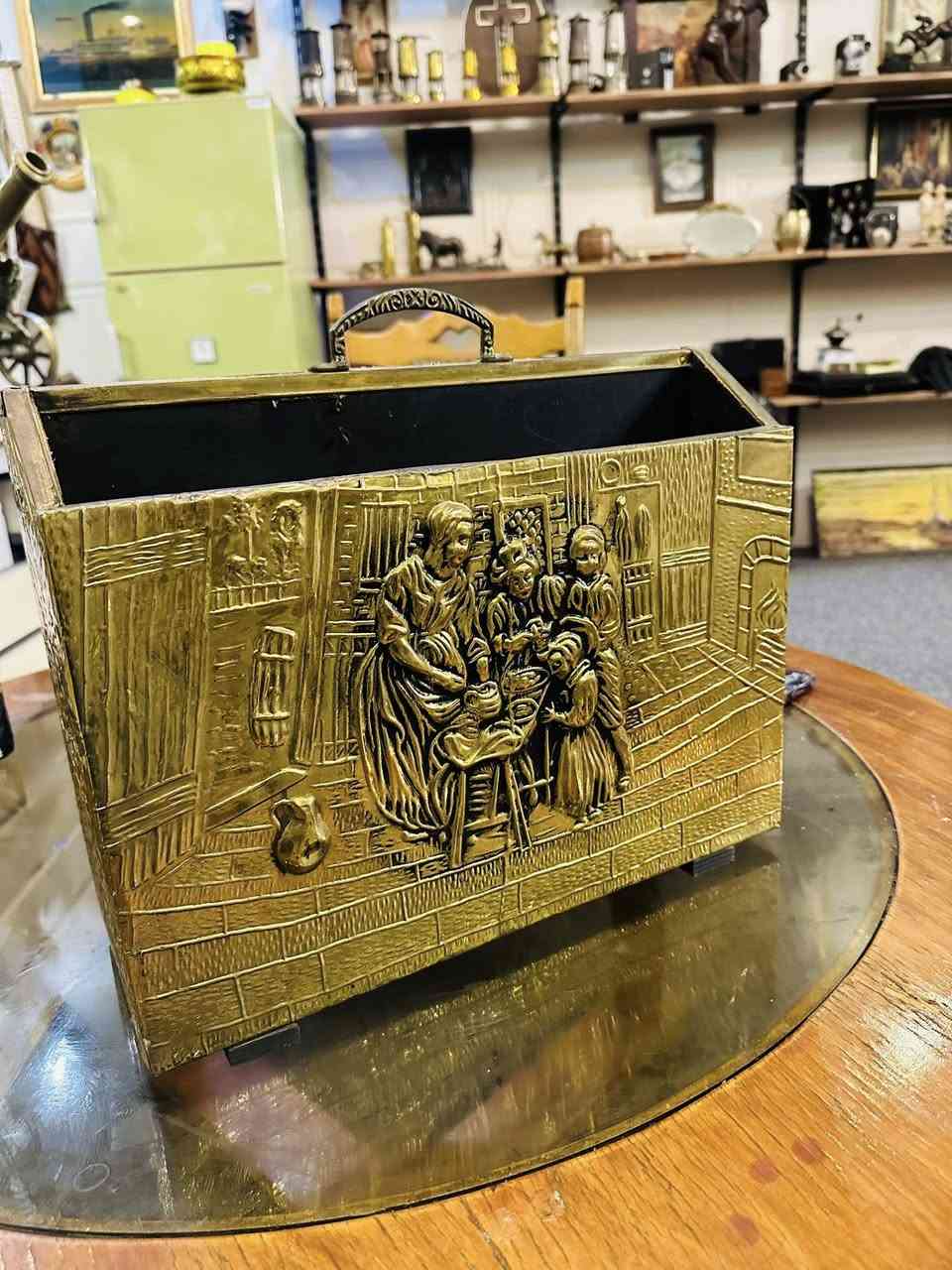 صندوق حامل مجلات  وصحف انكليزيي . 
 مصنوع من الخشب ومغطى بصفائح نحاسية  
العرض 37 سم
الارتفاع 29 سم 
***********  واتساب المحل في السليمانية يوجد توصيل
