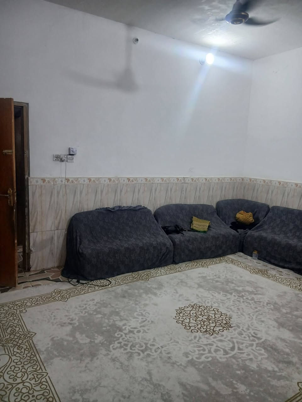 بيت للايجار
التنومه شارع الإطفاء  غريب فلكه ابو مهدي ثالث بيت عشارع 
وكلشي متوفر يمه 
ايجارة ٣٥٠ غفل بيت نضيف ومرتب 
***********
