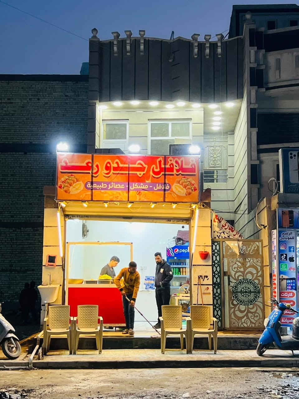 السلام عليكم ،،، دارللبيع المساحة ١٠٠ واقع حال١٢٠  زراعي يتكون من أربع غرف+ إستقبال+ محل مؤجر حالياً مطعم الشارع تجاري العنوان الرئاسة شارع معمل الغاز نفس الشارع مجاور مركز الزعيم ومقابيل شارع السادة رقم الهاتف *********** أتصل وتدلل
