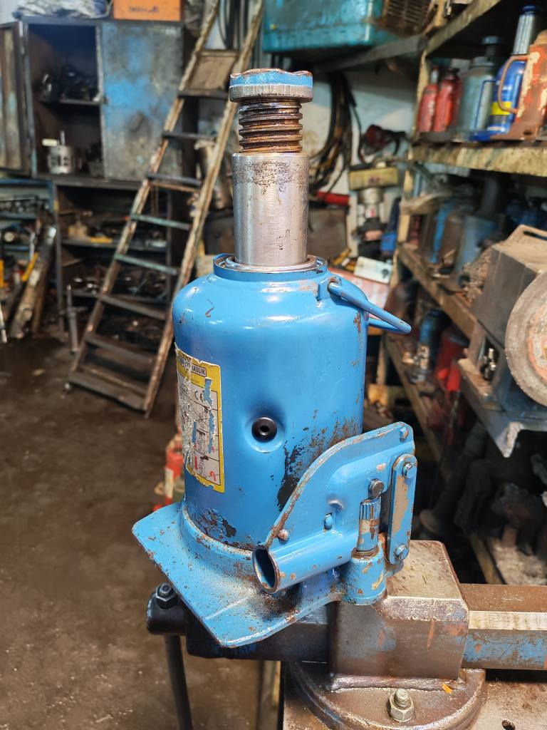 جك يدوي دبل بستم  سعة الضغط  من 20 لى 25طن  مع ضمان 5 اشهر صيانه  العنوان باب الشيخ خلف كراج النهضة  *********** بغداد, العراق
