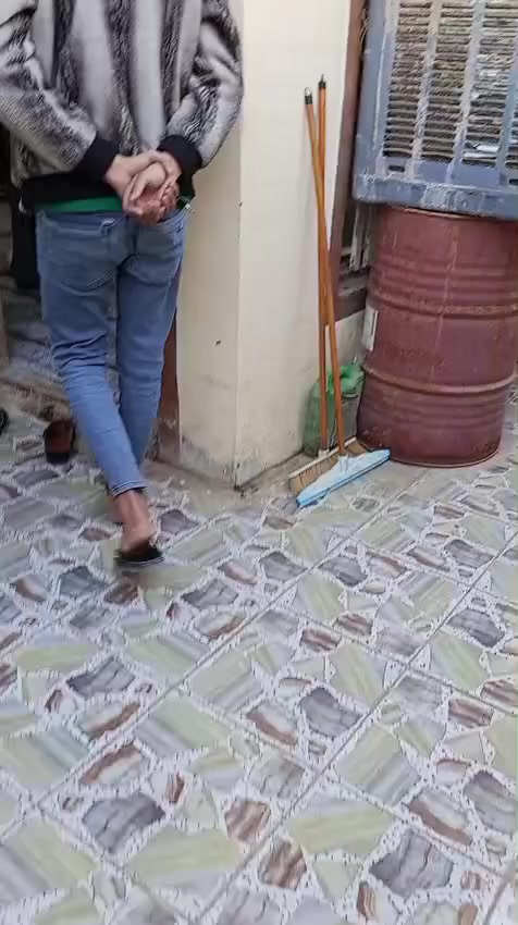 بيت في منطقه الجمعيه زراعي ٢٥ مساحه ١١٠متر طابقين الطابق الاول غرفه واستقبال وصاله ومطبخ وصحيات خارجيه وداخليه اما الطابق الثاني غرفه وصاله وصحيات فقط سيراميك مستحقات لتواصل ***********
