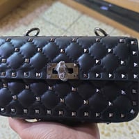 جلد طبيعي • ماركة • اكسسوارات شخصية