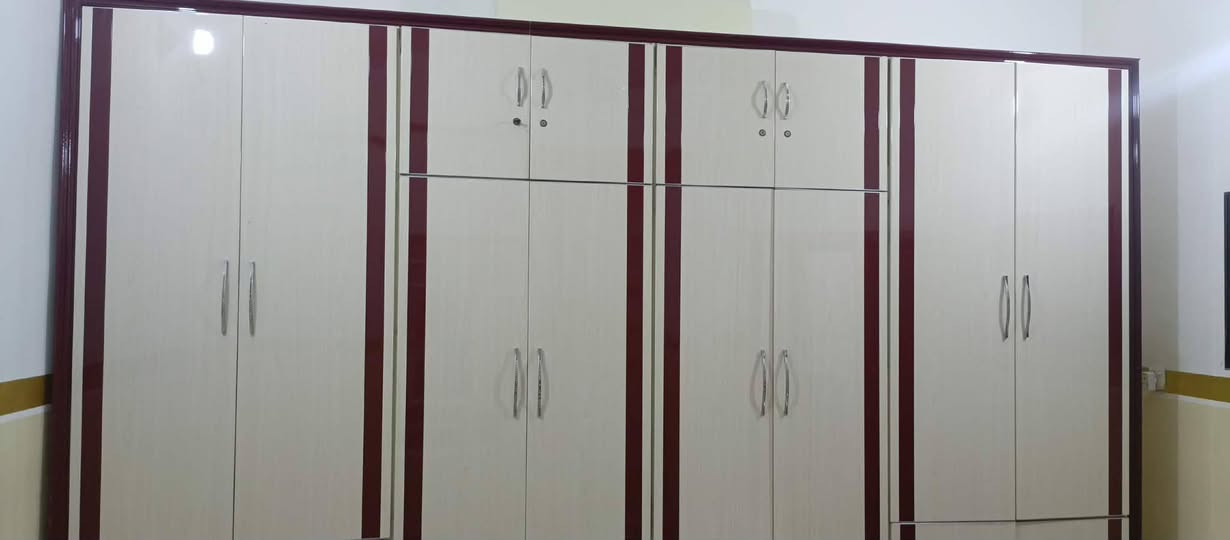 سلام عليكم كنتور للبيع نضيف اي عيب مابي  قطعتين مال ملابس وقطعتين فراش سعر 550 وبي مجال اتصل ‏‪***********‬‏

