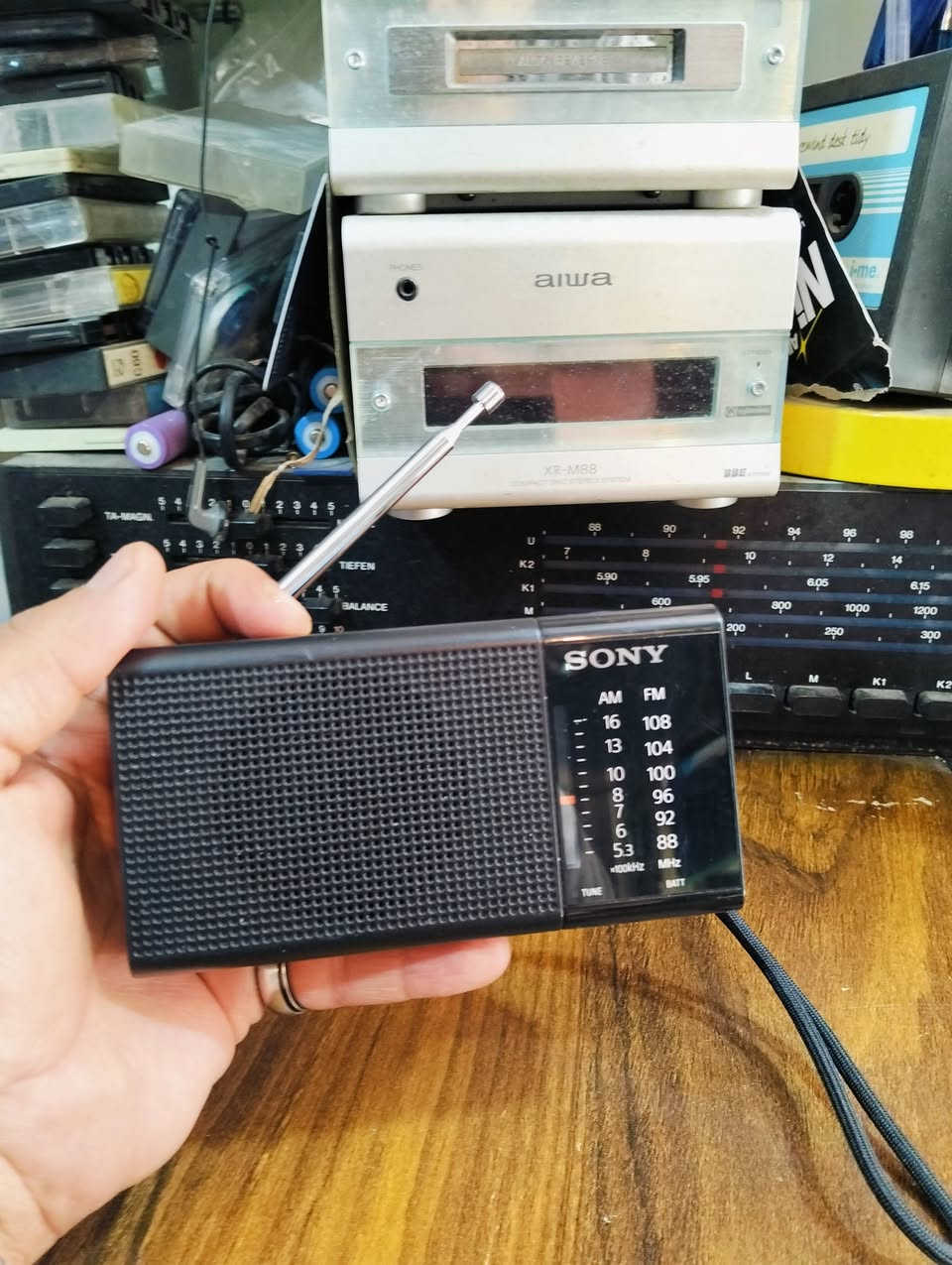 راديو سوني SONY 
موجات الراديو FM AM 
يعمل باتري قلم عدد 2 
سحب ممتاز للمواجات المذكوره 
يوجد فديو بالمنشور يوضح التشغيل 
للحجز والاستفسار المراسله على الخاص


**إذا كنت صاحب هذا الإعلان وتريد حذفه لأي سبب، رجاءا أرسل رسالة إلى الدعم الفني**