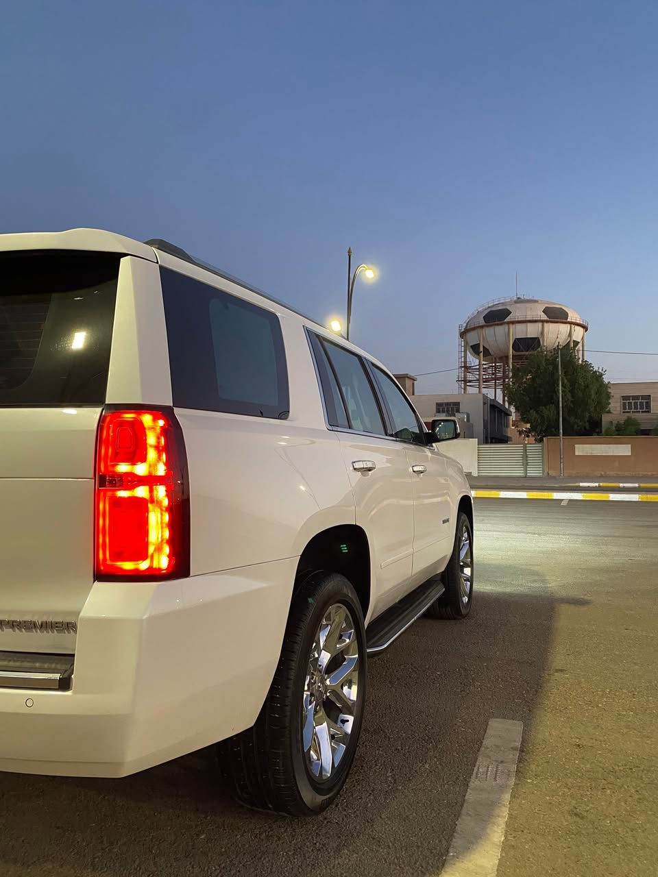 الفخامة و الهيبة الامريكية 🔥🔥
Chevrolet Tahoe 2020.
 تاهو ٢٠٢٠
مواصفات Premier اعلى فئه بالتاهو 
لون الداخل جملي 
داتا شو الشاشه الاكبر حجم ثلاثه ازرار تحكم 
بالداتا شو 
تحكم بمستوى السكليتر والبريك من الدشبول 
مقاعد تدفئة و تبريد
خزن ميمور
فتحة سقف 
شاحن لاسلكي
شاشة كبيرة
داتاشو
ثلاجة تبريد ومجمد
كاميرة بالمراة الامامية
مكينة ٨سلندر حجم ٥.٣لتر 
ماشية١٢٣ الف كم و بحالة جداً ممتازة 
السيارة مكفولة بدون دعم و صبغ و اخر سيرفس في وكالة المنصور يعني السيارة كاملة مكملة 
السياره تخم تاير تخم ويل كروم بدون اي ملاحضه بجسم السياره بالداخل والخارج السياره اني مالكها الثاني وعلى ايد وحده جديده جداً وبالخير على الي اصير من نصيبه سياره جديده وحيل حلوه نصبتها 
رقم بغداد باسمي  الدولي و اكيد شرط التحويل
سعر السيارة فقط 39,000$ بيها مجال للطيبين

السيارة موجودة بالانبار - الرمادي اي استفسار اتصل علي الرقم 
((***********))
