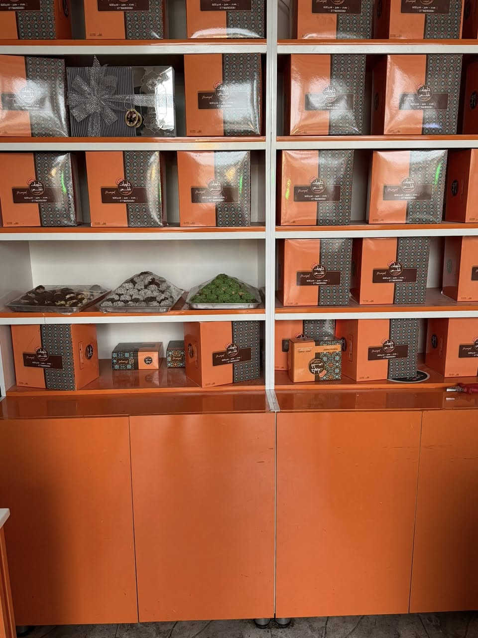 السلام عليكم فاترينات عدد 9 مع اماكن للتخزين الحالة جيده جدا عدد 6 نزال 40 عرض 100 ارتفاع 265  عدد 3 نزال 40 ارتفاع 230 عرض 83 مع عارضه ثقيله الحالة جيده  عرضها 195
نزالها 68
ثلاث طوابق
السعر مليون و 250 ابيعهن شلعة وحده


**إذا كنت صاحب هذا الإعلان وتريد حذفه لأي سبب، رجاءا أرسل رسالة إلى الدعم الفني**