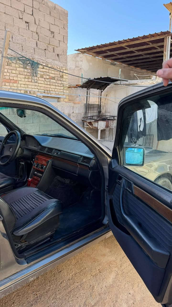 السلام عليكم
مارسيدس دب موديل 88 رقم انكليزي جديد مميز 
بأسمي تتحول اي محافضة
قواعد دبل بلاديه 
تبريد ثلج
خمسه ويل كب 
اريل كهربايي
تنته طكتين
كهربائيات كلها شغاله
حداديه 80‎%‎
تايرات 80‎%‎
باتري جديد 
محرك 2500 بطه ديلكو بحاله ممتازه
سياره خير من اللَّـَـْہ تجي تشوفها احله من الصور 
النقص بيها فقط جوزه صباحيه 
السعر 68 وبيها مجال 
مكاني البصرة الجبيلة
رقم الهاتف ***********
