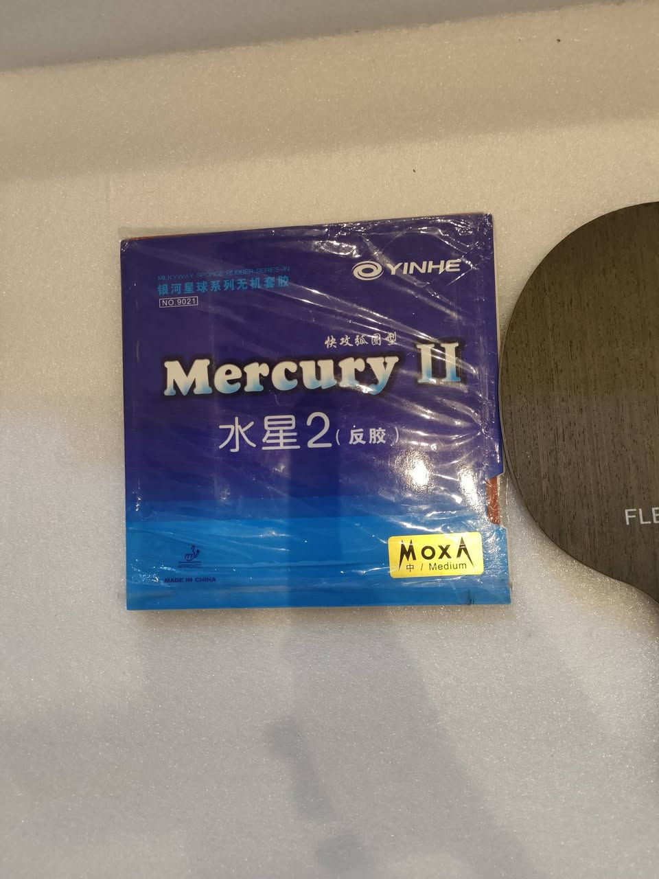 المطاط (الروبر): قطعتين من مطاط YINHE Mercury II الشهير (بإسفنجة MOXA Medium متوسطة الصلابة) كما يظهر في الصورتين و هذا المطاط معتمد دولياً من الاتحاد الدولي لتنس الطاولة (ITTF)، ويتميز بسطح لزج (Tacky) يمنح "سبين" (دوران) عالي جداً مع قدرة ممتازة على توجيه الكرات القصيرة والدفاعية بدقة.
الخشب (البلايد): مضرب FLEXXBALL الموضح في الصورة  يتميز بتصميم خشبي داكن وأنيق، ومقبض مريح جداً يعطي ثباتاً كاملاً لليد أثناء اللعب السريع وتغيير الزوايا.
كل هاذا وبسعر 🔥🔥25 مع توصيل جميع محافضات العراق 
يوصلك جاهز


**إذا كنت صاحب هذا الإعلان وتريد حذفه لأي سبب، رجاءا أرسل رسالة إلى الدعم الفني**