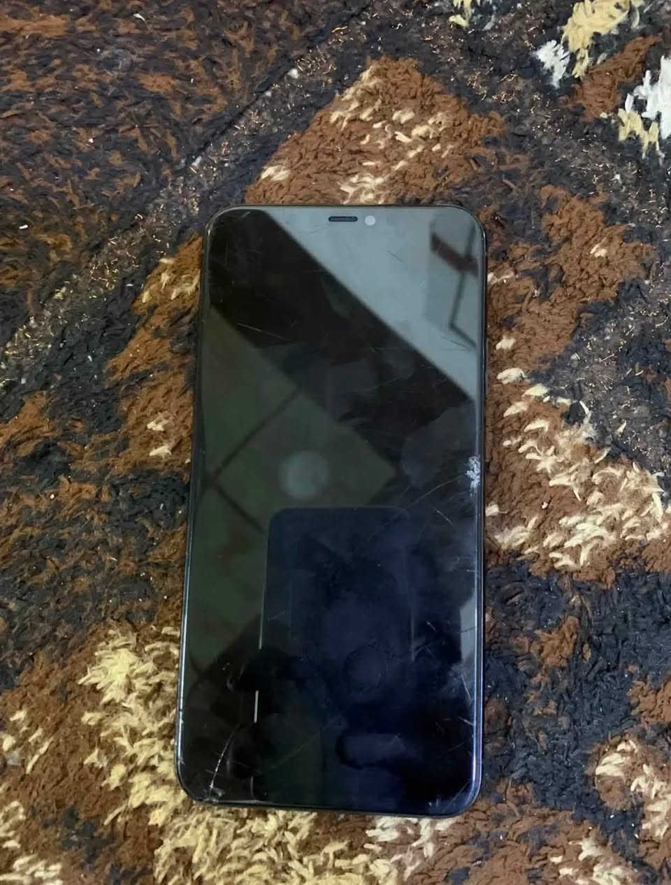 ايفون ١١ برو ماكس مبدل شاشه فقط ذاكره ٦٤ بطاريه ٦١ بلاديه دبل سيمكارت مثل مموضح كدامك سعره ٢٠٠

