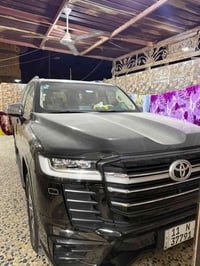 لاندكروز 2023 ضمان كفاله عامه  VX محرك تنفس طبيعي السياره   بشوفت الزي...