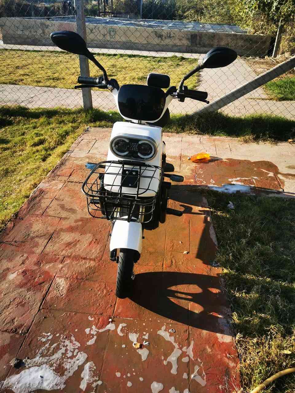 سلام عليكم ورحمة الله وبركاته عندي هايه الدراجه شحن دراجه جديده جديده البيع خير من الله مكانه بغداد الشعب السعر 550 وبيه مجال الطيبين هاذه رقم الهاتف *********** غير متوفر علا الفيس
