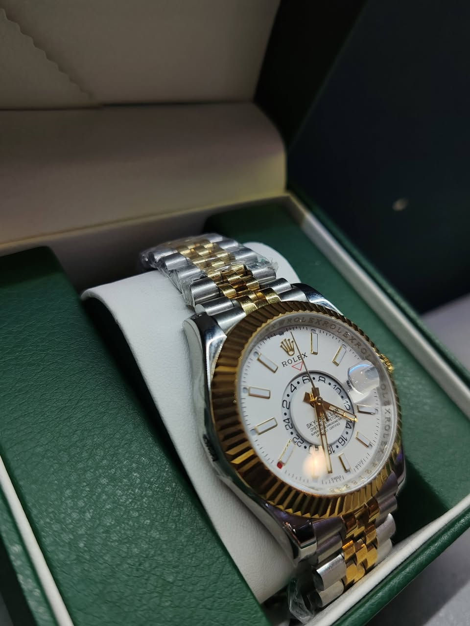 ساعة روليكس سوبر ماستر كواليتي بلون سيلفر و المينة ابيض و عندة علبة خاص الان موجود في ايليت كوليكشن للتواصل اضغط على علامه واتساب و نحن بخدمتكم


**إذا كنت صاحب هذا الإعلان وتريد حذفه لأي سبب، رجاءا أرسل رسالة إلى الدعم الفني**