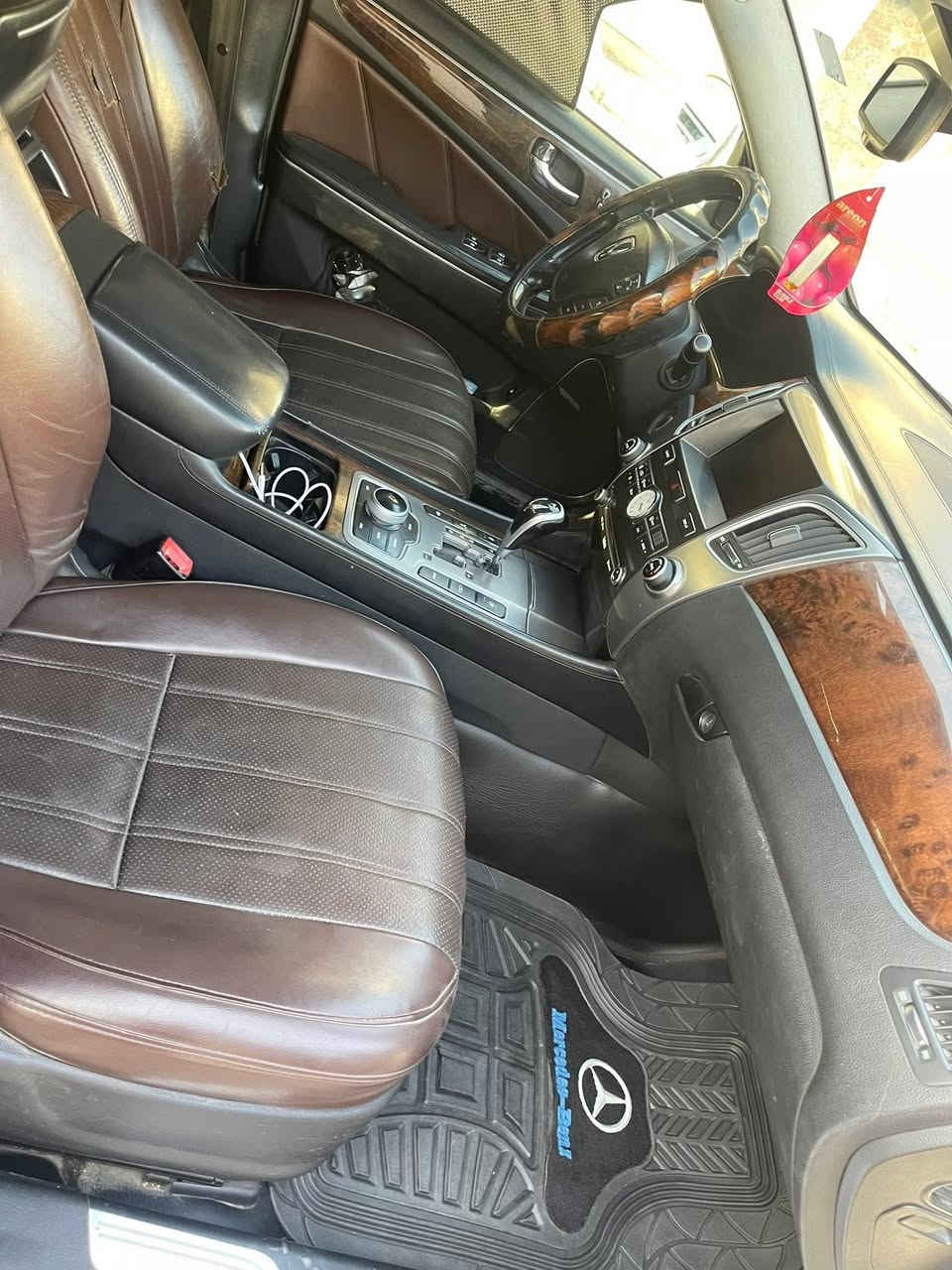 السلام عليكم للبيع او المراوس حسب القناعة هونداي سنتنيال ٢٠٢١خليج لون ابيض فول مواصفات مواصفاته معروفه بيه صبغ جاملغ خلفي ودعاميات وبارد قليل  مكان السيارة بل حله شارع٤٠السعر ١٢٠$. ***********
