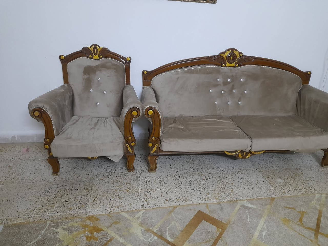 قنفات 6 قطع  للبيع نضيفات عيب مابيهن سعر 350 بي مجال شراي خابر رقم ***********
