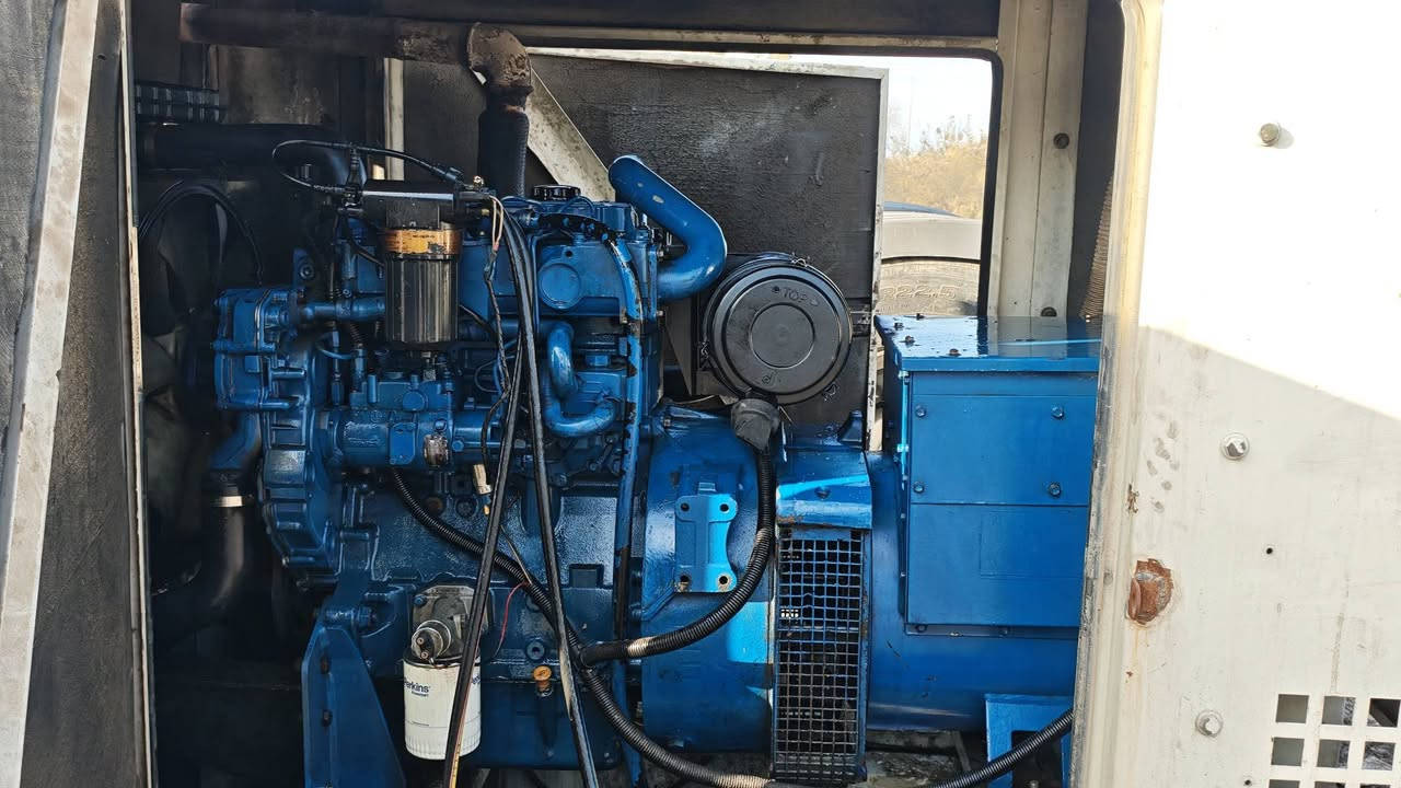 السلام عليكم اخوان مولد بيركنز 3 سلندر 50 kva كاتم ما تسمعلة صوت مكفول من كلشي الشراي يراسلني لو يتصل ***********
