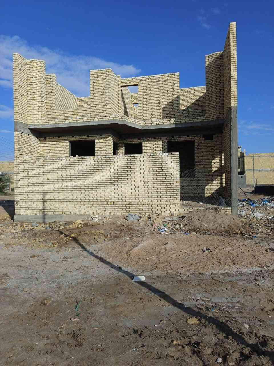 السلام عليكم ورحمة الله وبراكته
بيت هيكل الطابق الثاني واصل للصب
المساحه 130  ثلاث غرف واستقبال
ومطبخ  وياه اسكان 60 مليون جاهز للاستلام
اليشتري يجيب كفلاء ويحول ويستلم
على شارع الرسول
السعر المطلوب 120 وبيه مجال***********
او مراسلة الصفحه
