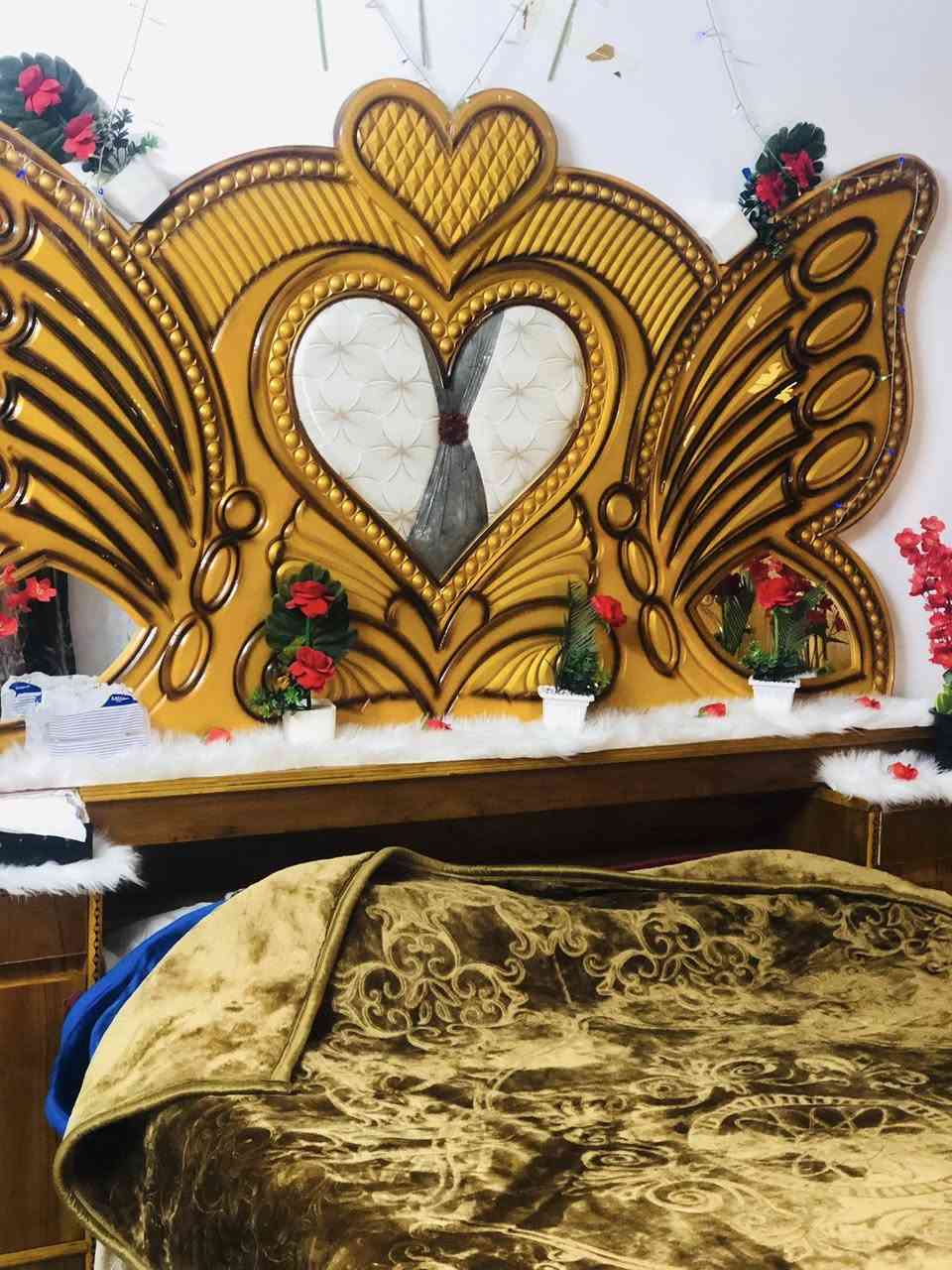 السلام عليكم غرفة نوم صاج مستخدمه شي قليل السعر 775وبيه مجال
***********
