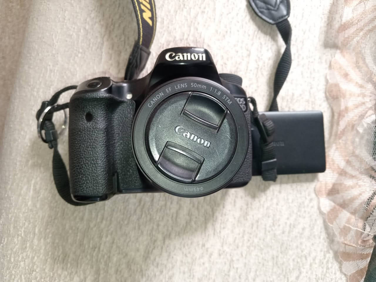 السلام عليكم
كاميرا كانون d 70 نظيفه استخدام قليل جدا
عدسه 50 mm
بطاريه و شاحن

٦٠٠ بيها مجال
***********
