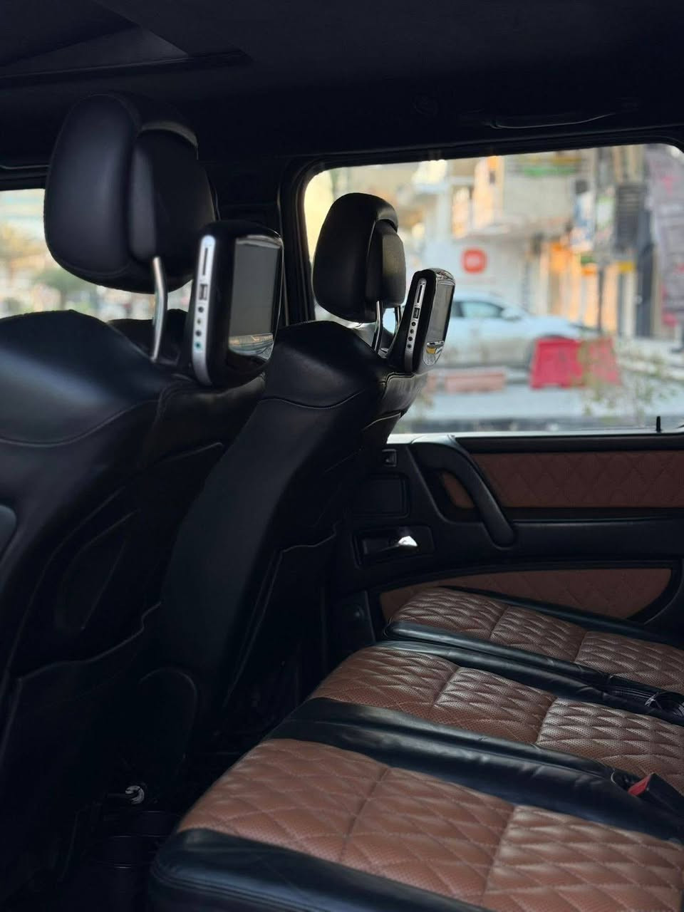 جي كلاس 2016 فئة G63 AMG
خليجي سيارة دفع رباعي نوع المحرك: V8 توين تيربو سعة المحرك: 5.5 لتر 

المقاعد: جلد فاخر (Designo) بخواص التدفئة والتبريد والمساج 

شاشات الاساسية +عدد 2 في المقاعد 

فتحة سلايد 

نظام صوتي محيطي فاخر 

المكابح نظام منع انزلاق (ABS) مع نظام الثبات 

محدد سرعة

السيارة مغلفة اسود 

بيهة صوت كزوز مخيف 

رقم بغداد جديد و هزة جديد  شبه مميز

العنوان بغداد القادسية مجمع الوزراء

***********
