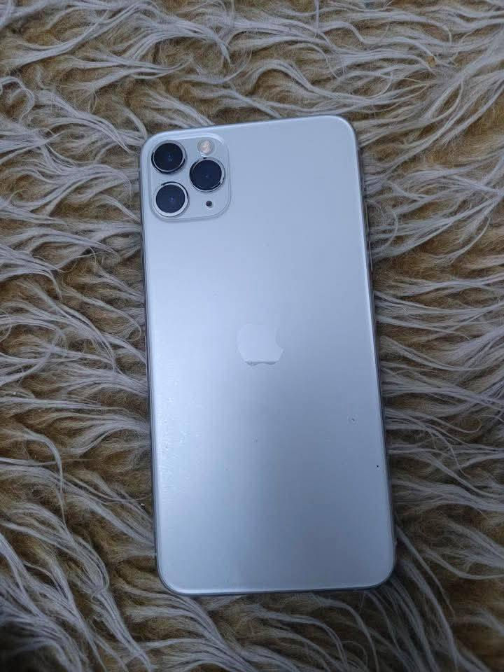 آيفون 11 للبيع ما داخل تصليح كدامكم *********** سعره 300 الف مكاني الكاظمية
