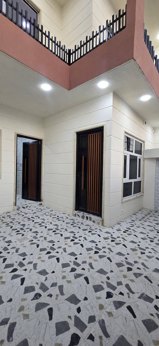 سلام عليكم 
بيت للبيع 🏠موصل رشيديه 
قطاع الخامس 5
البيت طابقين ثلاث غرف
📍قرب جامع الرحمه و مدرسه الملايين 
تقطيع حاج طه  صاير عشارع 
بناء جديد 
المساحه 118 الواجهه 8 

طابق الاول 
استقبل + مطبخ + صحيات 
هول + غرفه 1 

طابق الثاني 
غرفتين 2 + هول + صحيات 
سطح ناصي 
باقي التفاصيل الاتصال
***********
***********
