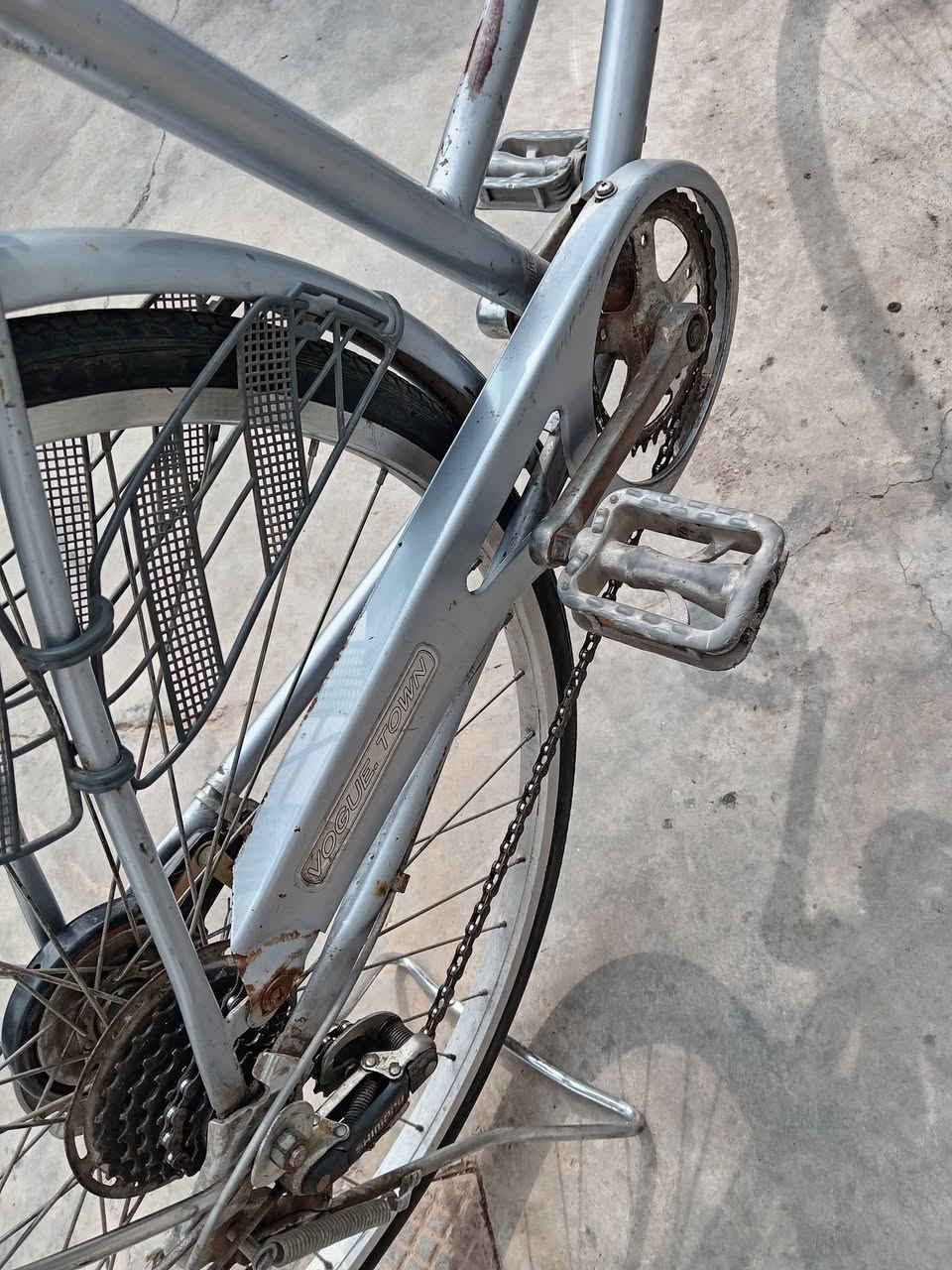 بايسكل للبيع ياباني گير وحساس اللايت موجود حجم 27  رصاصي جاهز السعر 80 عنوان كركوك روناكي سايدين الاستداره الاولى  ***********
