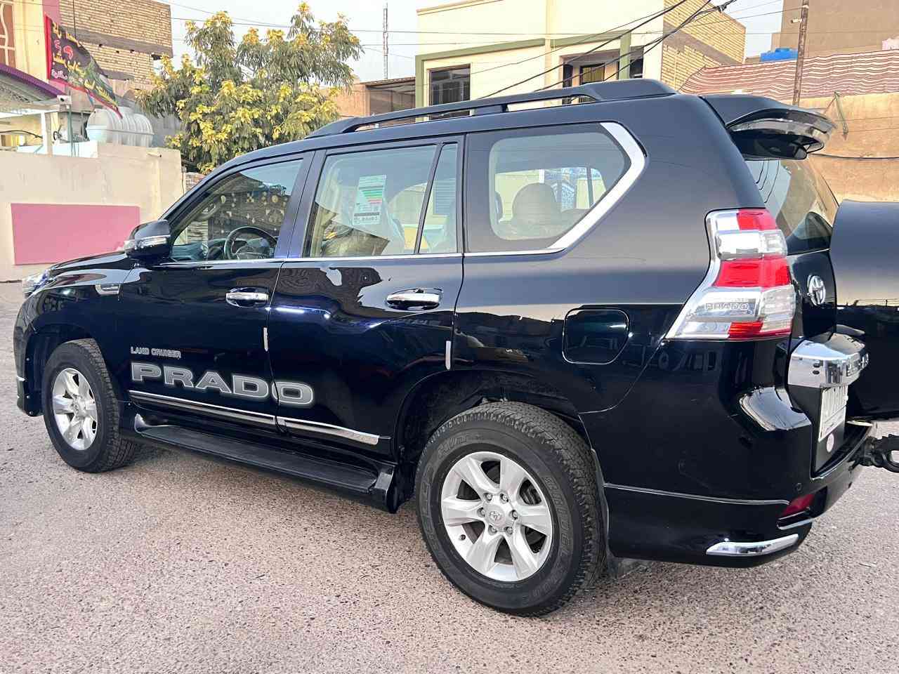 السلام عليكم للبيع 
تويوتا برادو 2011 Txl فول 
مواصفاتها : 
١-سلايت قماره
٢-مثبت سرعة
٣-حساس خلفي
٤-كاميره خلفي
٥- دبل تانكي  
٦- اشارات بالمرآة
٧-كراسي جلد بيجي 
٨-شاشه كامره خلفيه
٩-تدعم ابل كار بلي واندرويد اوتو
١٠-حساس تاير   
١١-مانع انزلاق
١٢-اربع جام اوتو
١٣-هوك خلفي 
١٤-ارضيات (كاعيات) اصليه 
١٥-بصه
١٦-تحكمات فول ستيرن
مري جانبي كهربائي (شفط)** *
 داخل بيجي
- دبل تانكي-- 
- منفذ AUX & USB
محرك 4000  ..6 سلندر 
هاتف ***********
السعر 273 وبيها مجال 
المكان بغداد الحبيبية
