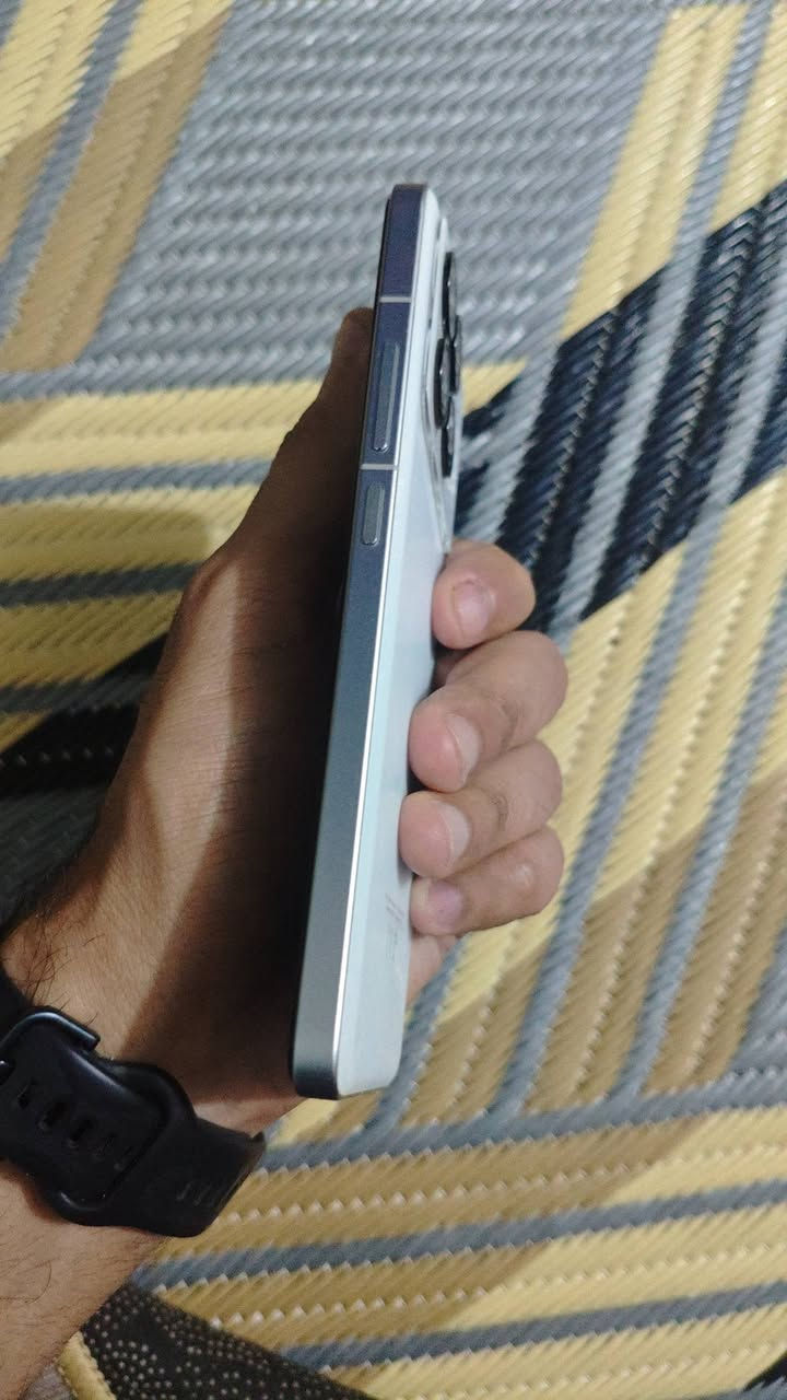 بوكو اف 6 ابرو ذاكره 512 عشوائيه 24
معالجSnapdragon 8 Gen 2 Mobile platform

يشغل 120 فريم جهاز نضيف بدون ملحقات 

سعره 400 قفل  مكاني بغداد الحسينيه


**إذا كنت صاحب هذا الإعلان وتريد حذفه لأي سبب، رجاءا أرسل رسالة إلى الدعم الفني**