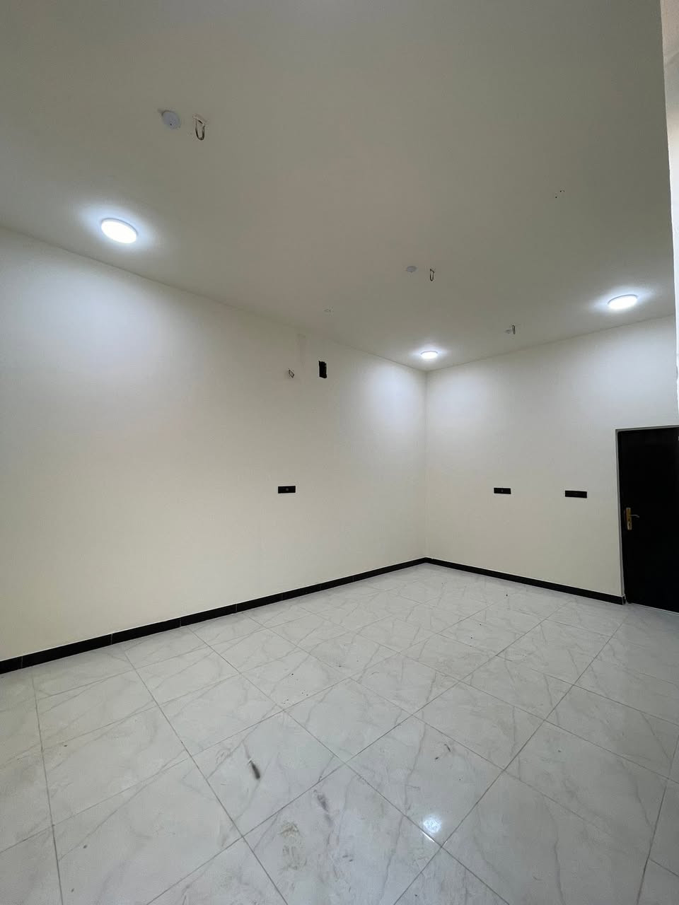 🏡بيت للبيع🏡***********
 سعر مناسب لا يفوتكم ابو البيت مستعجل على بيعه مالته 
200متر متوفر بيع جميع الخدمات ماء كهرباء تبليط ولبيت على شارع نفسه مو فرعي 
غرفتين صاله استقبال مطبخ  مجمع صحيات داخليه او خارجيه حديقه كراج مناور موقعه حلو التنومه الصالحيه قرب مدرسه ريف الزاهر
على شارع 8 متر 
سعر مناسب اتصل او راسلني بيت جديد 🔑
