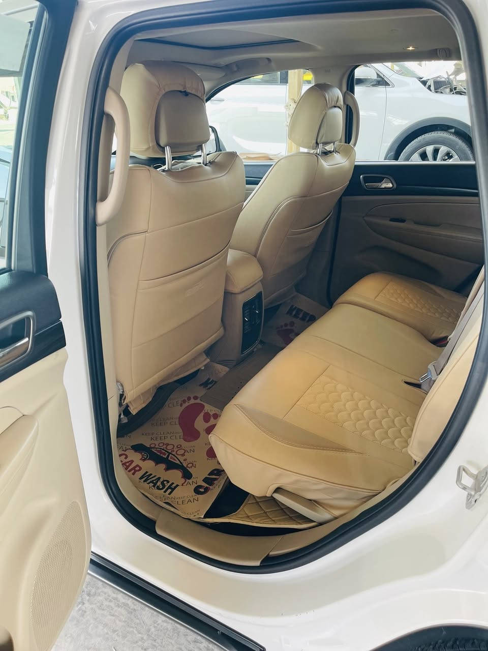 السلام عليكم
جيب 2019 
خليجي 
لون ابيض
رقم أنبار  
V6
ماشيه 189 الف كيلومتر 
وكالة ليث العبيدي 
مواصفات 4*4 ( نص فول ) 
مواصفات السياره : 
حساسات 360 درجه 
وقوف ذاتي 
7 وضعيات قياده 
فور ويل 
بلاك اديشن شركه 
ويل حجم 20 
داخل بيجي 
شفتات ستيرن 
تدفئه تبريد بالستيرن 
عدسه LED 
LED نهاري 
وبعد بيها هواي مواصفات 
السياره جديده وبعد احلى من الصور 

الضرر : بيها فقط 5 أصابع صبغ بالجاملغ جهة عكس السايق 
باقي السياره مكفوله كفاله عامه 

السعر 290$ وبيها مجال 

مكان السياره الأنبار الفلوجه 
هـ/ ***********
***********
