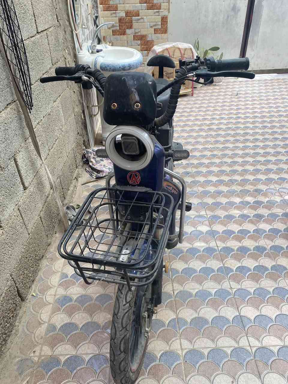 سلام عليكم 
دراجة شحن للبيع 
الدراجة قليلة الاستخدام اشتريتها بعد الزيارة الاربعينيه 
سعرها 450 وبيها مجال لليشتري
مكان قضاء النصر
***********
