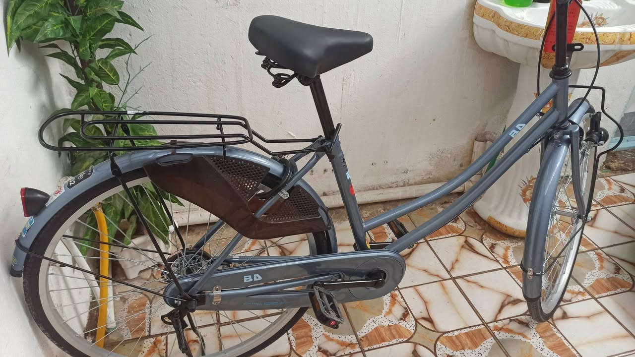 بايسكل جديد امس خذته بيه ضربة كلش خفيفه بالجاملغ ب 150 قفل قفل مكاني حي جمعيه رقمي واتساب *********** شركة BD، لون نفطي كلش راقي كله جديد.
