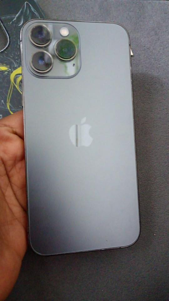 سلام عليكم ١٣ برو ماكس ذاكره ٢٥٦ بطاريه ٨٦ جهاز جديد مبدل فقط شاشه و كامره طلعتلي بل تحديث ما مبدله كلشي شغال فيس ايدي شغال مكاني بغداد المدينه او الشعب تواصل *********** توصيل ماعندي
