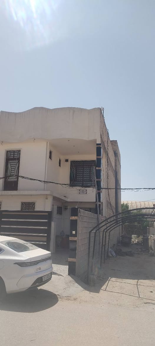 السلام عليكم
دار في محافظة كربلاء على طريق باب طوريج
بالفرع مقابل عامود 44

مساحته 280م

 يحتوي الطابق الاول على غرفة وصالة ومطبخ منور عدد٢
واستقبال وصحيات خارجية وداخلية

والطابق الثاني شقة واحده وثلاث غرف وصالة وصحيات

والطابق الثالث يحتوي على قاعة وغرفة فقط.

سعر المتر :5 (وقابل للمفاوضة)

للاستفسار ***********
