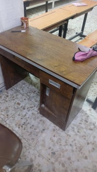 اغراض  لبيع ميز مكاتبي سعره ٥٠ الف  رحلات سعر ٢٠ لاتصال ٠٧٧٤٢٨٣٣٨٩١ ١٠