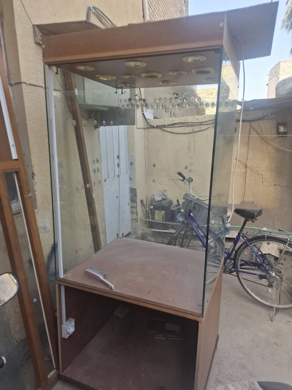 السلام عليكم 
عندي جام خانه مع ميز مع دكتور 
تصال ع هذا رقم ***********
