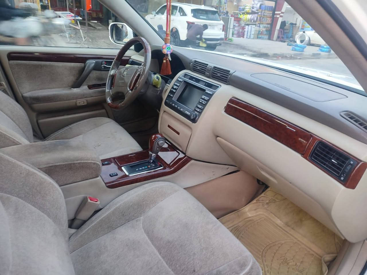 السلام عليكم 
ملكه للبيع موديل 2003 ابيض صدفي 
دكمتين رقم كركوك انكليزي كامله 
مداور شوكت متريد بسمك
تحوير نجف فوك وجوه 
مكينه ديفور الصغير 
منضومه زنون كامله 
كفاله عامه من الضربه ونقل الجثه 
السعر 155 وبيه مجال بسيط
مكاني نجف الرقم ***********
