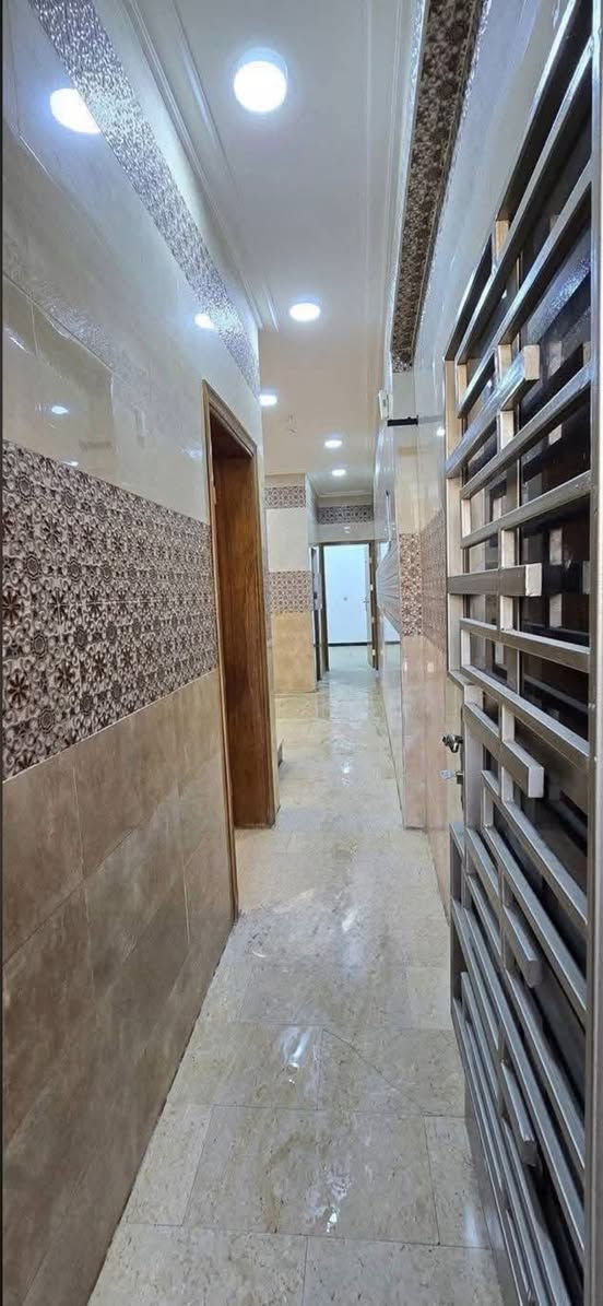 السلام عليكم
🏠مشتمل للبيع المساحة 85 م الواجهة 5 م النزال17م 

📍حي البنوك خلف لحوم البركة

بناء حديث

يحتوي على ( صالة + مطبخ + حولي + خدمات + غرفة نوم)

الطابق الثاني( 2 غرف نوم + خدمات)

للأستفسار :

*********** 

📍او زيارة موقع المكتب : الهدف للعقار - شارع الكنيسة بأتجاه جسر البنوك مجاور مكوى ريحانه
