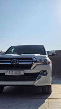 وبركاتة للبيع لاندكروز vxs بريم 2017 بغداد 4ارقام حلو بأسمي مداور ثاني...