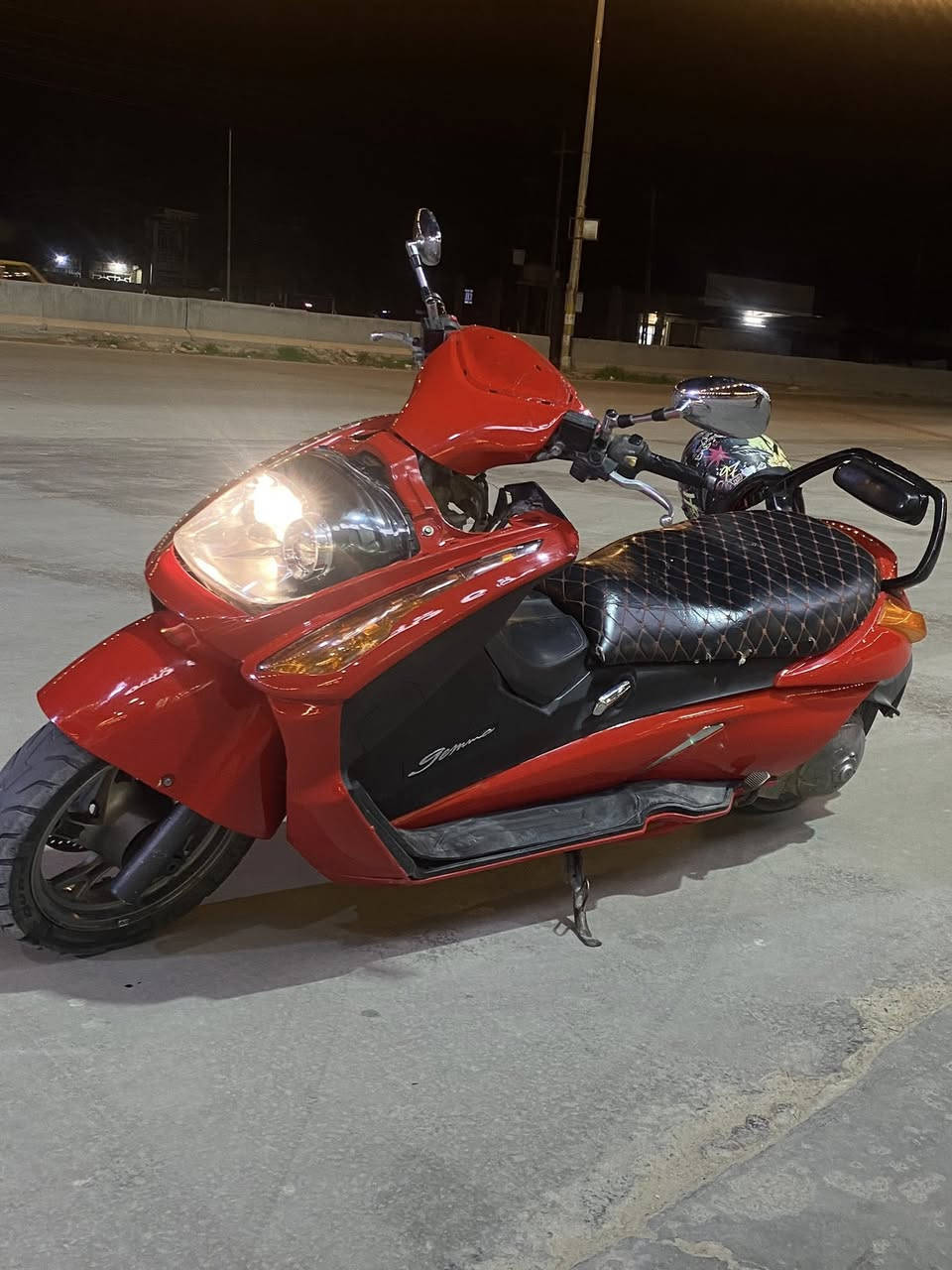 سلام عليكم دراجه كمه من شركت سازوكي دراجه نضيفه وحلوه كدامك الدراجه كامله مكمله ما بيه اي نقص دراجه حلوه نصبته محرك ما مفتوح اذا اكو مراوس بهارلي حياكم لله ***********
