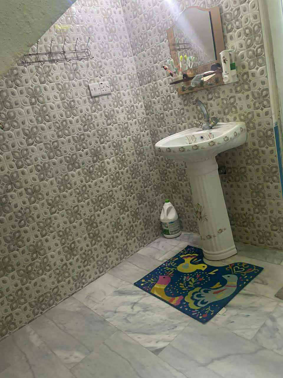 سلام عليكم يوجد  دار سكني للبيع العنوان حله بابل أبو غرق      مقابل سياج المحكمة مساحة 125م طابو صرف واجهة 6م وربع ونزال 20م بناء درجة اولى  متكون من غرفة نوم وهول واستقبال ومطبخ وكراج ومجمع صحيات منطقة تبليط وكافة الخدمات موجودة                              للاستفسار المراسلة صفحتنا      أو أتصل عله الارقام فل منشور                                         ***********📞                  سعر كلش حلو ومرتب  🤗
